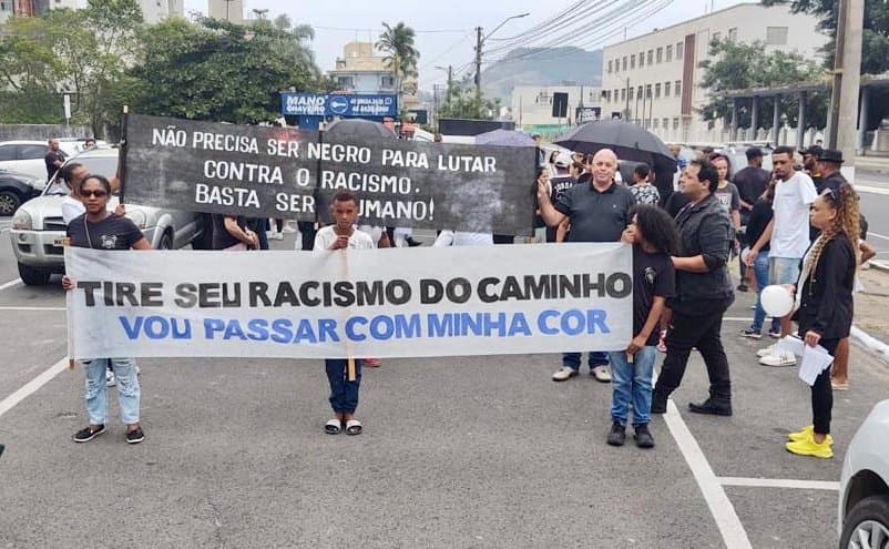 Cerca de 300 pessoas protestam contra o racismo em Tubarão