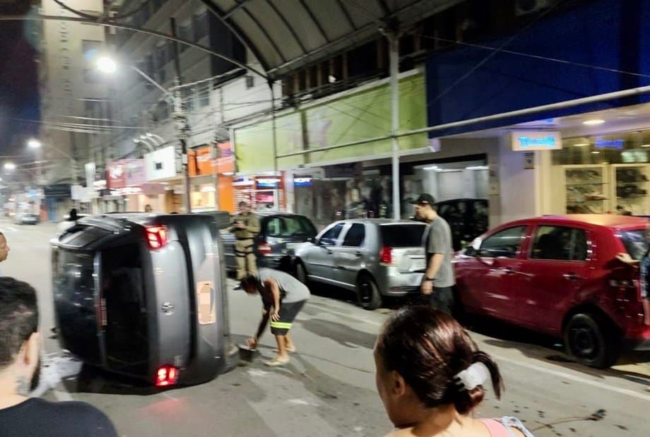 Motorista foge após bater em carros e capotar