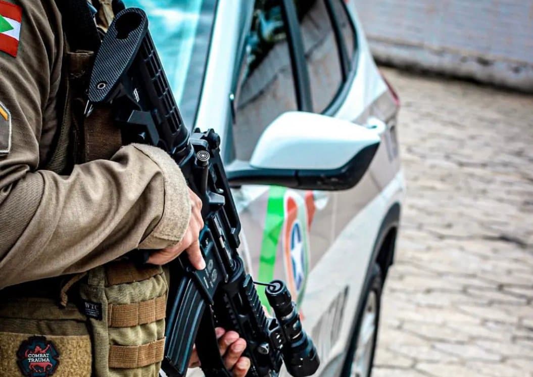 Policiais usam arma com bala de borracha para desarmar homem que ameaçava a esposa