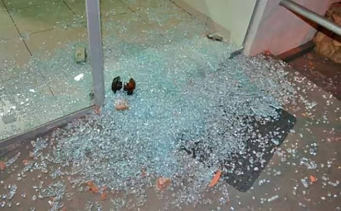 Roupas e Honda Biz são furtados de loja