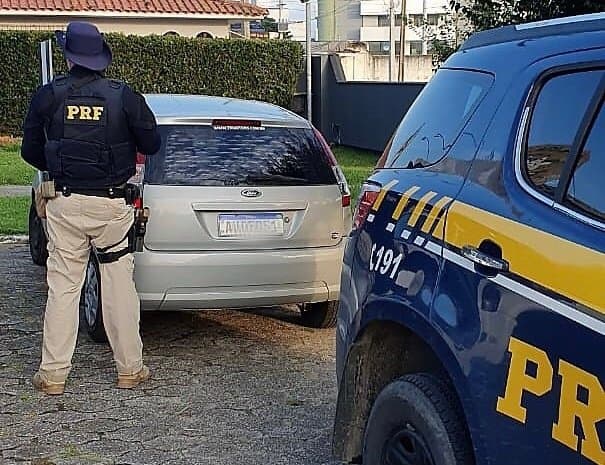 Carro furtado no Paraná é recuperado em Imbituba