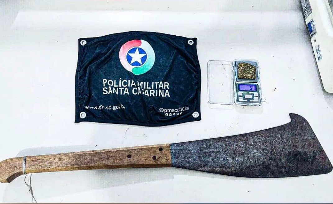 Ex-funcionário invade obra e ameaça vigias com facão