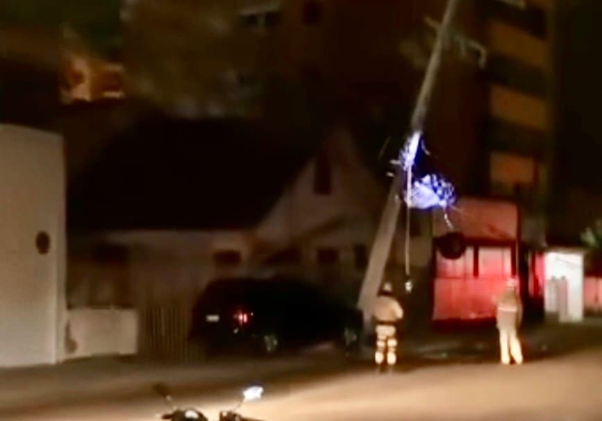 Poste por pouco não cai após batida de carro