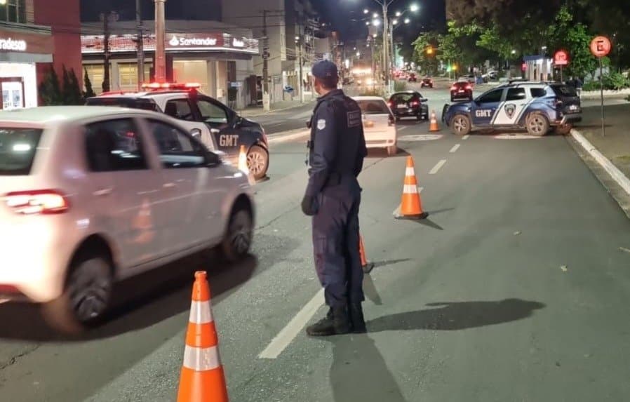 Blitz da Lei Seca aborda 100 carros em Tubarão