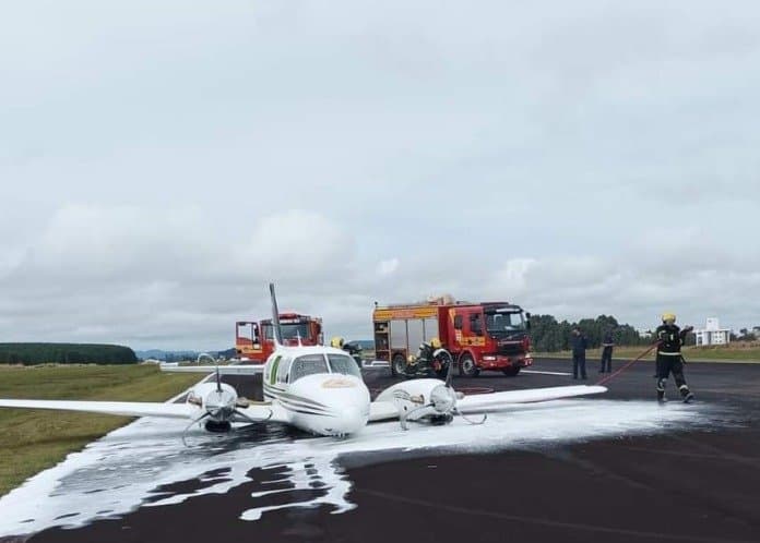 Avião do governo de SC faz pouso de emergência e tem princípio de incêndio