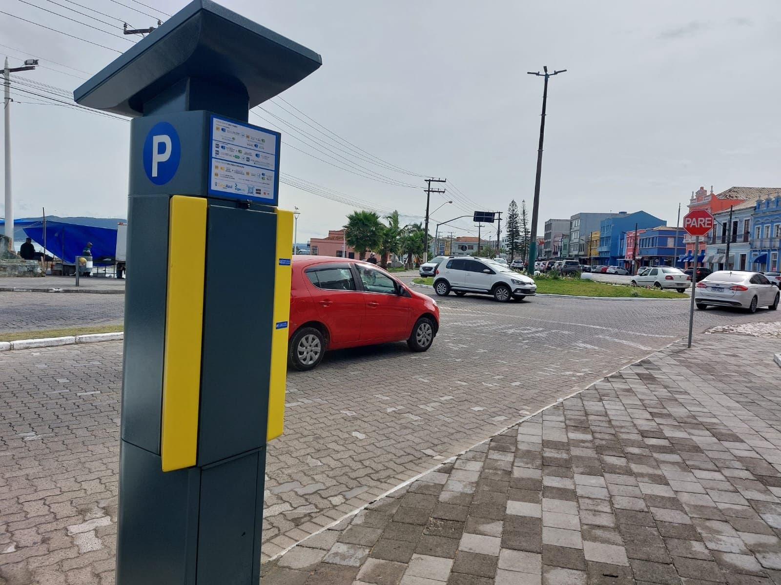 Totens do estacionamento rotativo são instalados no Centro de Laguna