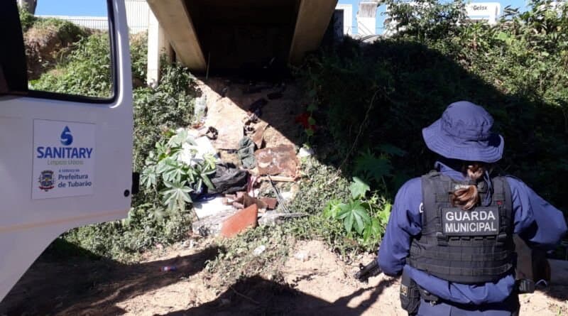 Objetos usados por usuários de drogas são encontrados durante limpeza em pontos de Tubarão