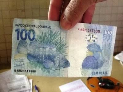 Mulher abastece carro e paga com nota de dinheiro falsa