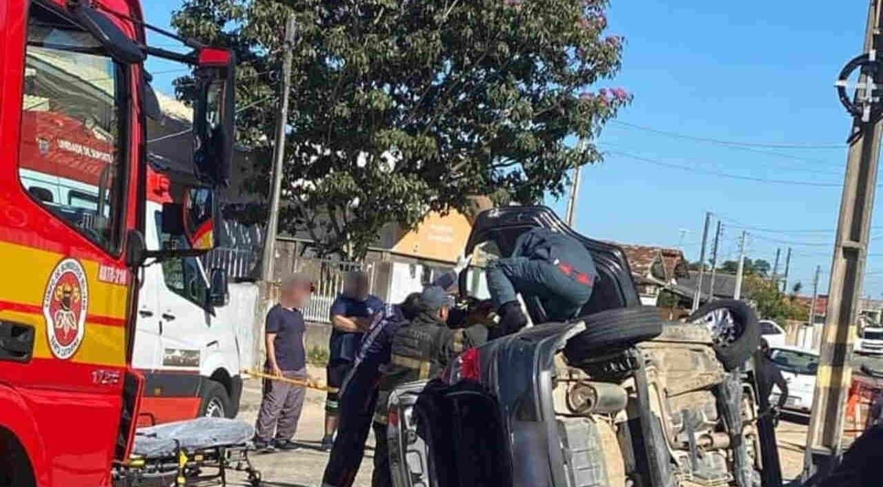Mulher passa mal enquanto dirige e capota veículo em Laguna