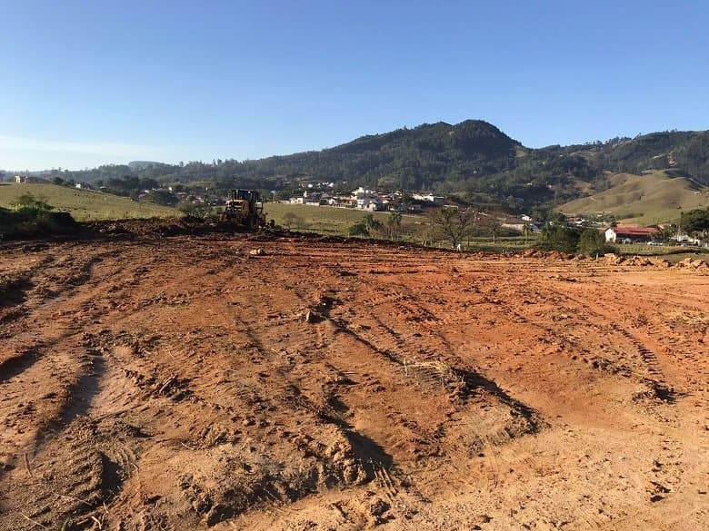 Terreno da Creche Modelo de Gravatal recebe terraplanagem