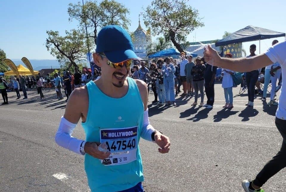 Tubaronense Felipe Costa é destaque em maratona internacional