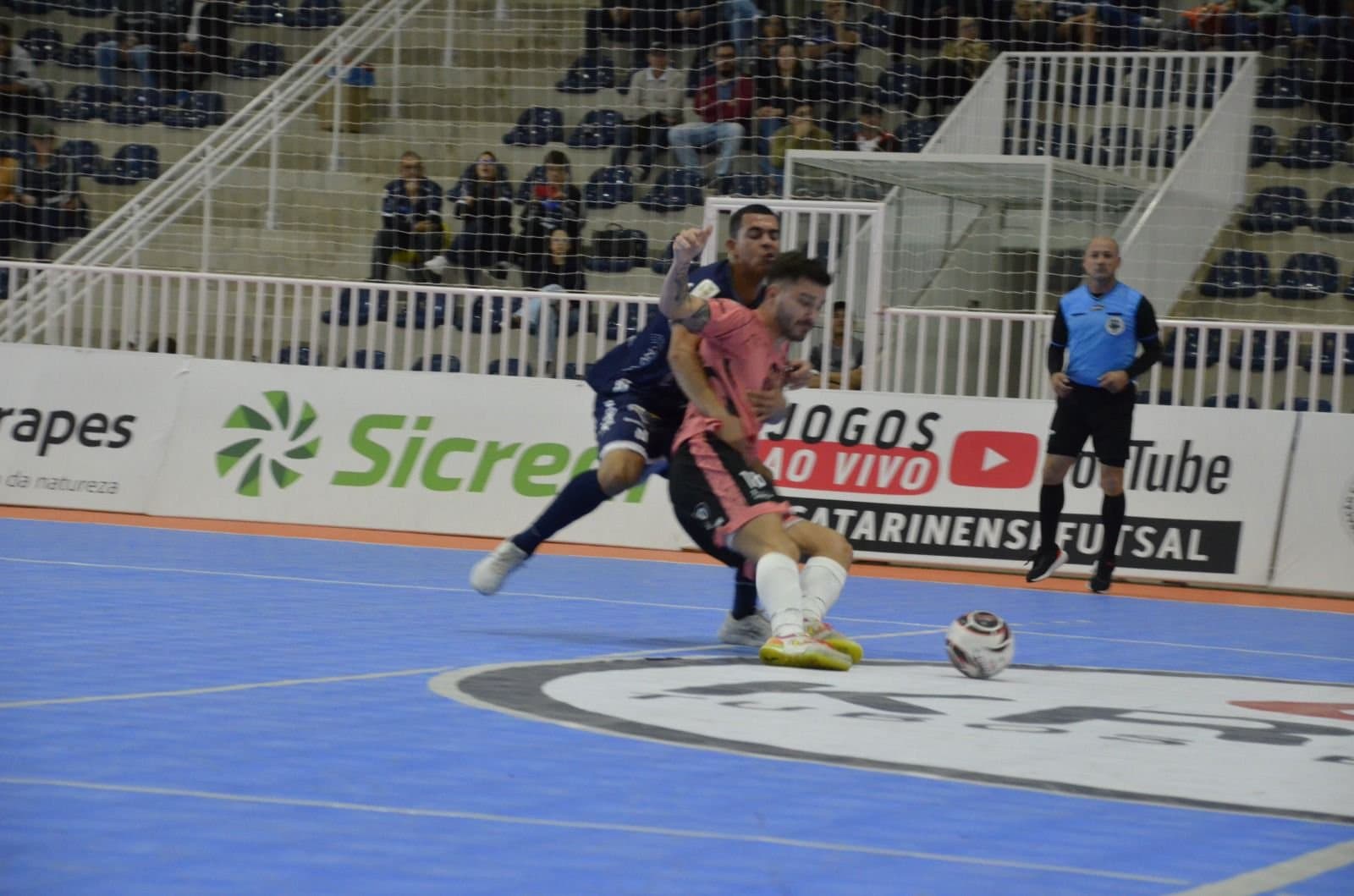 Tubarão Futsal busca recuperação contra Praia Clube, jogando em casa