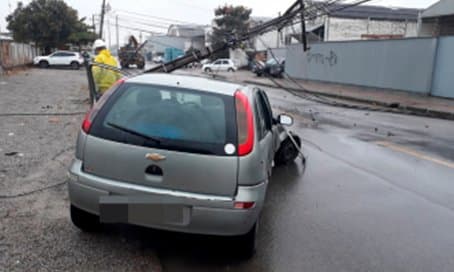 Motorista perde controle da direção e derruba poste
