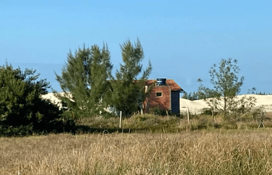 Crianças russas encontradas em casa abandonada são entregues para serviço de acolhimento