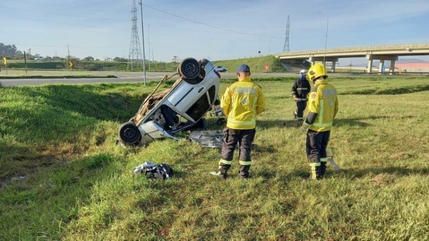 BR-101: Carro capota em Sangão e jovem de 21 anos morre