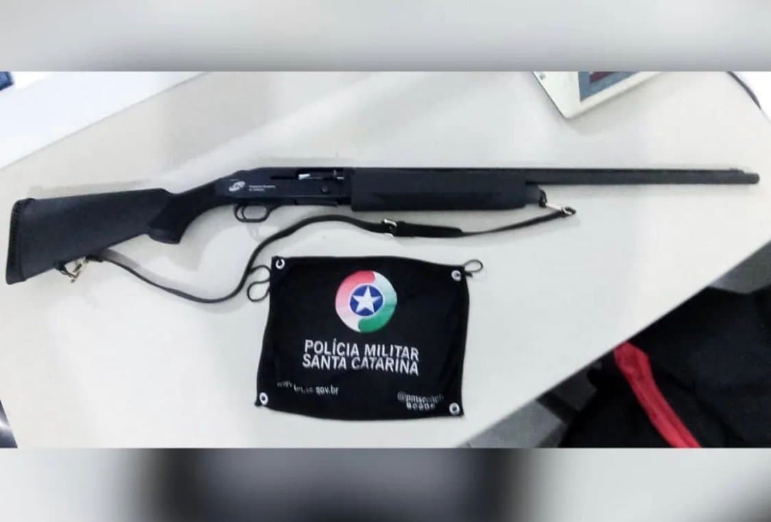 Homem tenta despejar ex-padrasto da casa da mãe falecida e ambos são presos