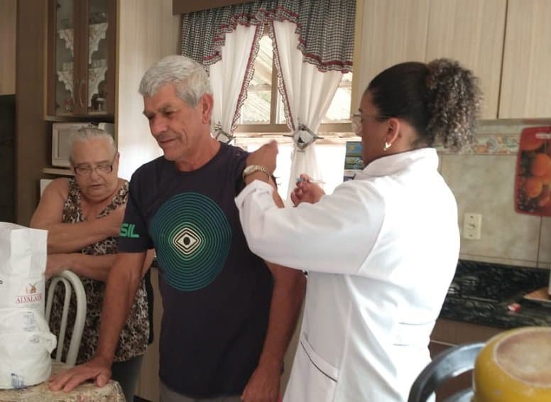 Força-tarefa leva vacinas em casa a moradores de Gravatal