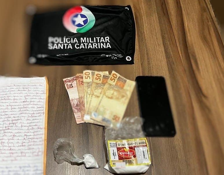 Homem com mandado de prisão em aberto é preso em ponto de tráfico