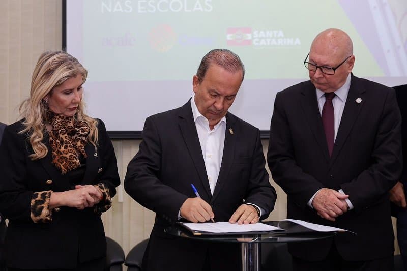 Melhorias nas redes elétricas de escolas estaduais serão aceleradas pelo governo