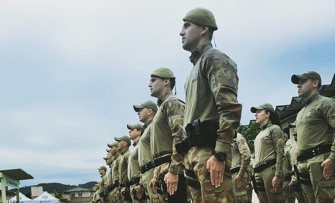 Policiais lotados no 8º Comando Regional da PM passam por formatura