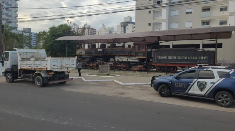 Meia tonelada de entulhos é recolhida de praça do Centro de Tubarão