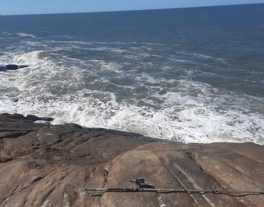 Pescador morre após tentar soltar linha de molinete preso em pedra e cair no mar