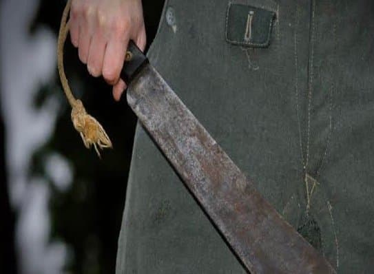 Mulher agride namorada do ex com golpes de facão