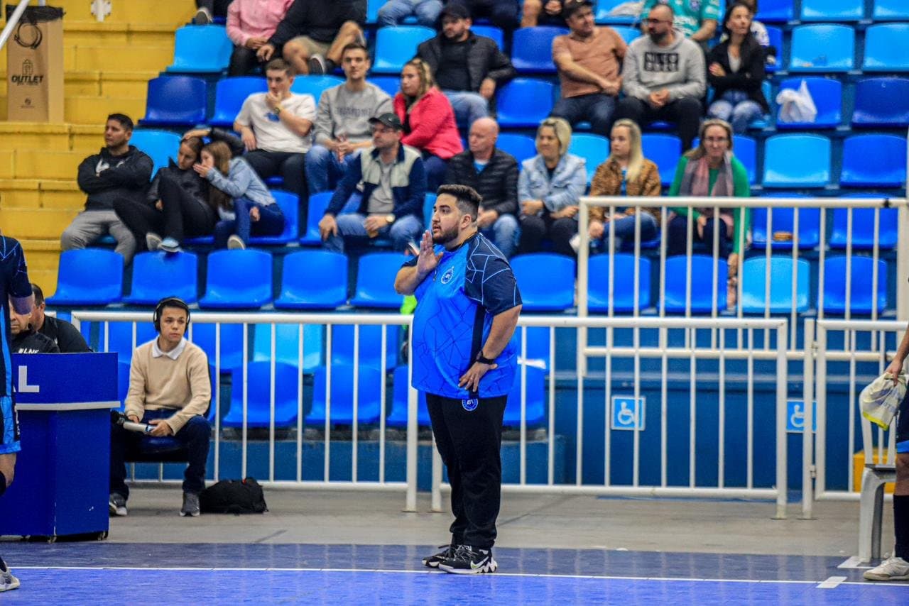 Treinador do Tubarão Futsal é eleito o técnico do mês no país