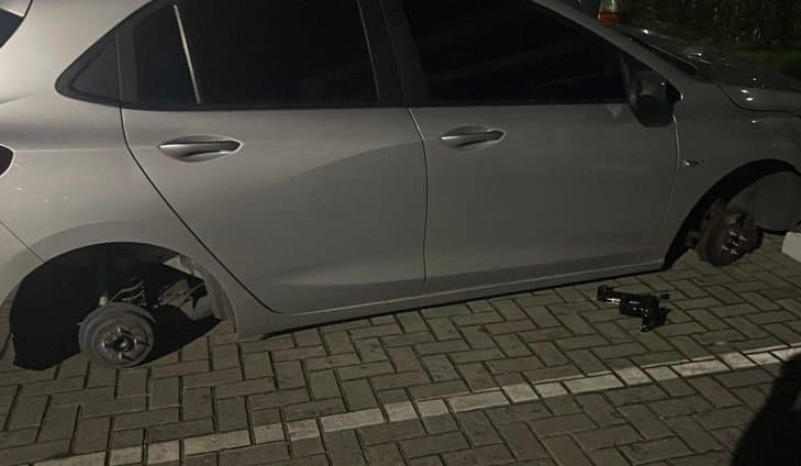 Carro roubado na região é encontrado depenado em outra cidade