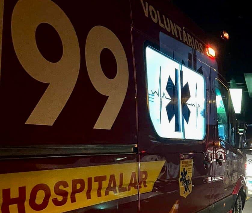 Mulheres feitas reféns em assalto pulam de carro em movimento