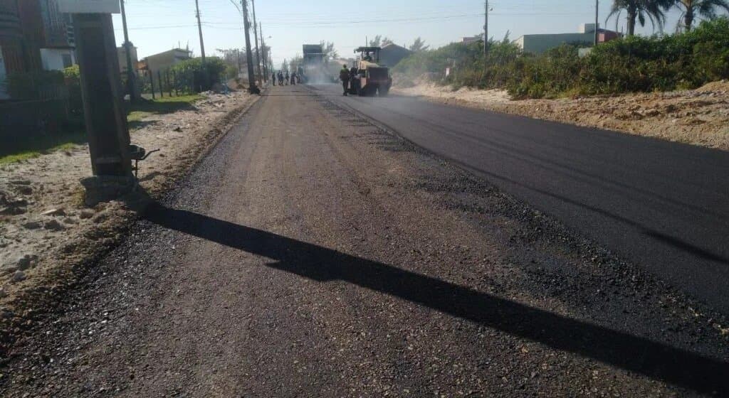 Acesso norte de Itapirubá recebe pavimentação asfáltica
