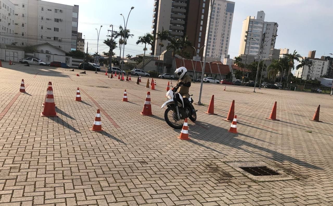 Policiais realizam treinamento nas dependências da Arena Multiuso em Tubarão