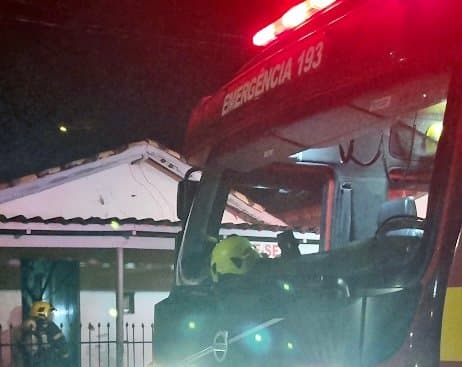 Casa abandonada frequentada por usuários de drogas pega fogo