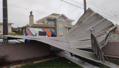 Ventos de até 113 km/h deixam casas destelhadas em SC; não há registros de estragos na Amurel