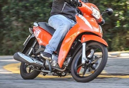 Motociclista sem CNH é flagrado pilotando em zigue-zague