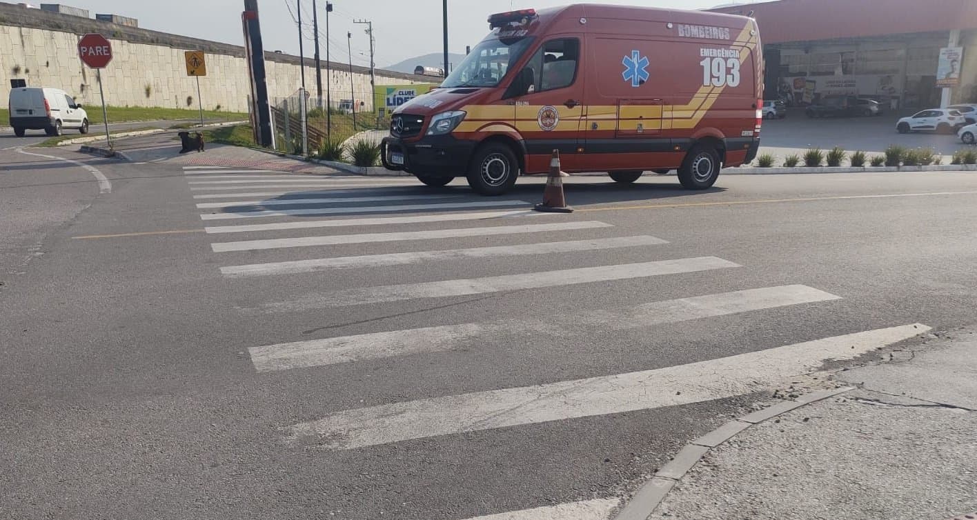 Motociclista sofre acidente na entrada de Laguna