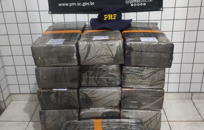 Após perseguição, homem abandona carro com mais de 300 quilos de drogas em Laguna