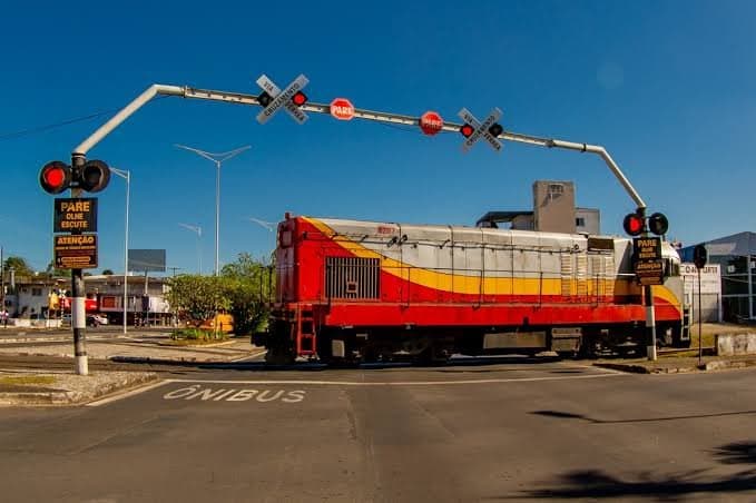 Mãe e filha são levadas ao hospital após colisão com trem