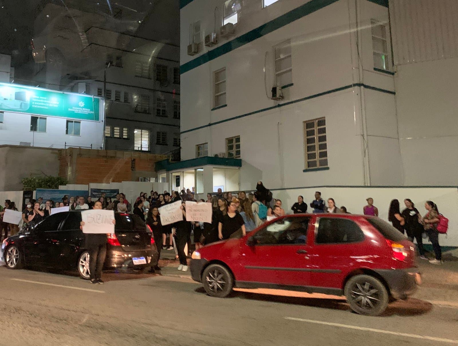 Profissionais de enfermagem realizam protesto em Tubarão