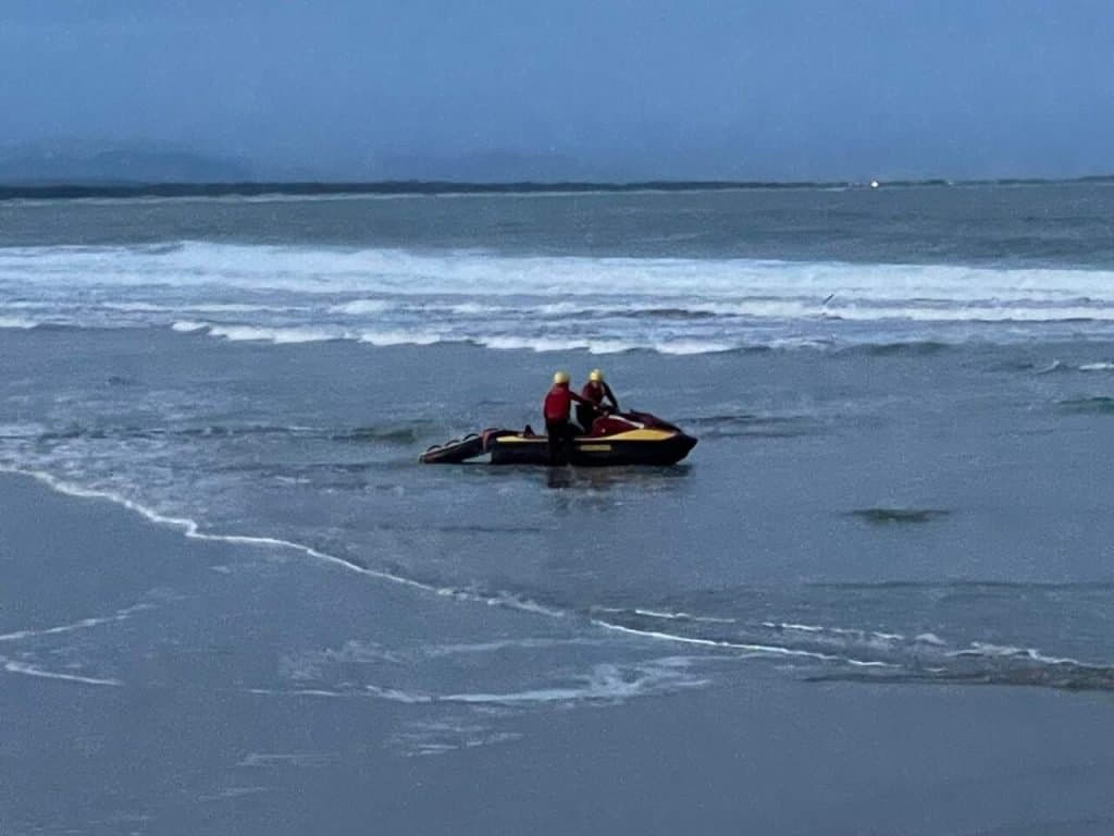 Barco vira no mar e pescadores são resgatados