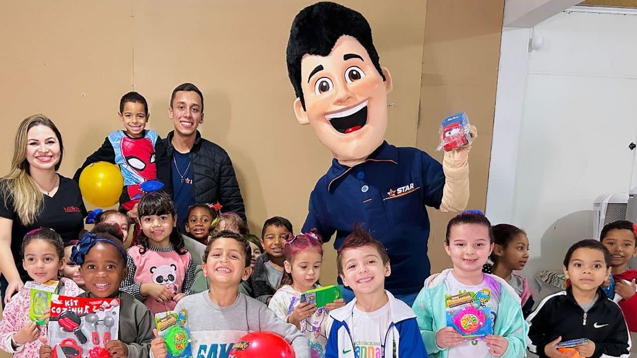Doação de brinquedos alegra pequenos no Dia das crianças