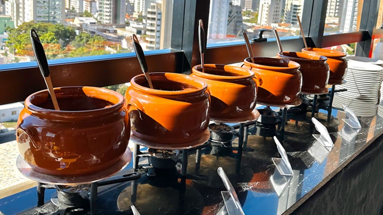 Restaurantes promovem feijoada beneficente, em prol das vítimas da enchente