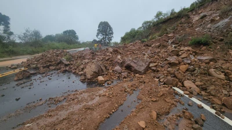 17 rodovias estaduais estão interditadas e 7 parcialmente bloqueadas