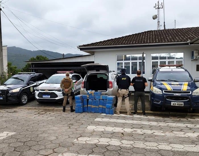 Mais de 300 quilos de maconha são apreendidos em porta-malas de carro