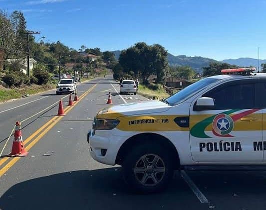 Mulher é perseguida pelo ex, que foge da polícia a 180 km/h e bate em viatura