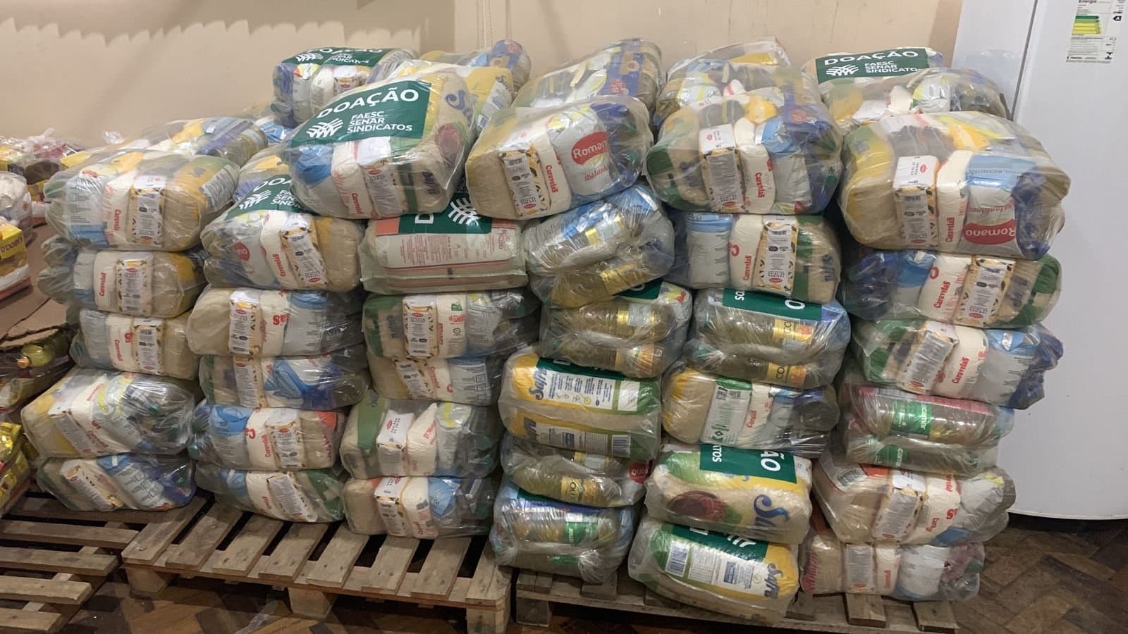 Mais de 100 cestas básicas são doadas ao Banco de Alimentos de Tubarão