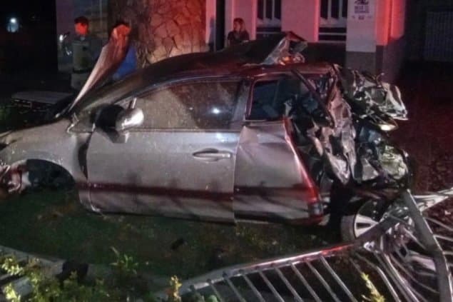 Homem fica gravemente ferido após capotar e bater em portão e poste