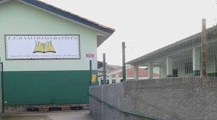 Estudante leva golpes de facão ao buscar bola em terreno ao lado da escola