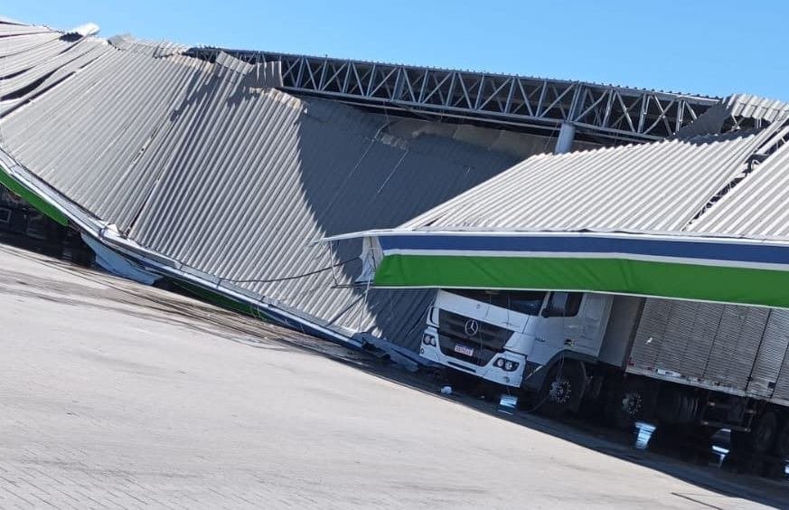 Teto de posto de combustíveis desaba em Laguna