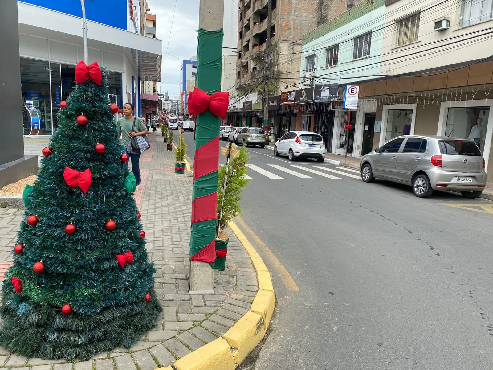 Empresários e moradores da Rua Padre Bernardo Freuser fazem a própria decoração de Natal